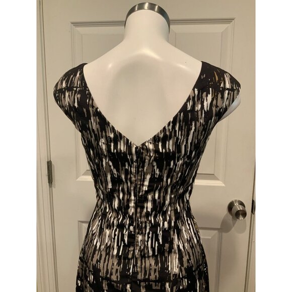 Monique Lhuillier Black Gray White Print V-Neck Fitted Sheath Dress, Size 0 - Picture 6 of 8